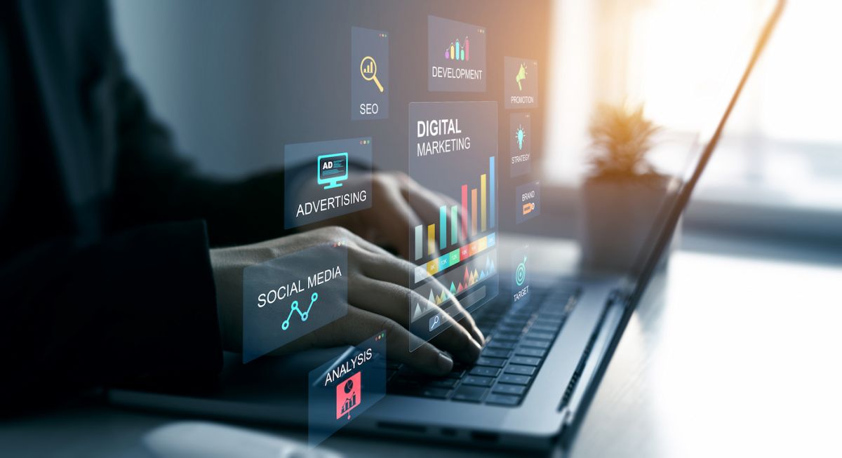 Laptop mit einzelnen Unterkategorien von Digital Marketing