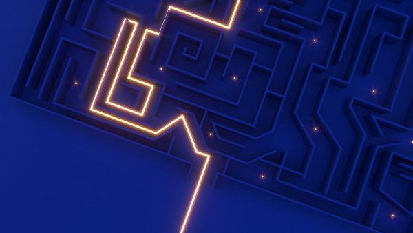 Ein blaues Labyrinth in dem ein Weg eingezeichnet ist als Symbolbild für unsere Beratungsserie